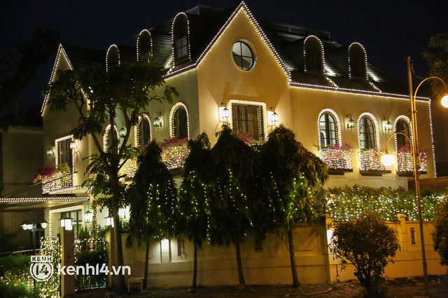 Ảnh: Khu nhà giàu Sài Gòn trang hoàng rực rỡ cho những căn biệt thự triệu USD để đón Noel và năm mới 2022 - Ảnh 15.