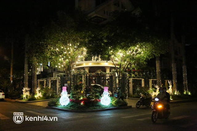 Ảnh: Khu nhà giàu Sài Gòn trang hoàng rực rỡ cho những căn biệt thự triệu USD để đón Noel và năm mới 2022 - Ảnh 16.