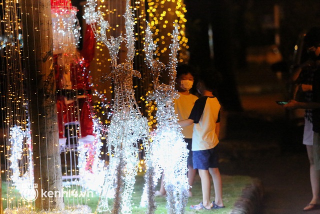 Ảnh: Khu nhà giàu Sài Gòn trang hoàng rực rỡ cho những căn biệt thự triệu USD để đón Noel và năm mới 2022 - Ảnh 5.