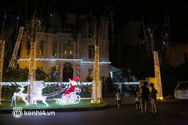 Ảnh: Khu nhà giàu Sài Gòn trang hoàng rực rỡ cho những căn biệt thự triệu USD để đón Noel và năm mới 2022 - Ảnh 6.