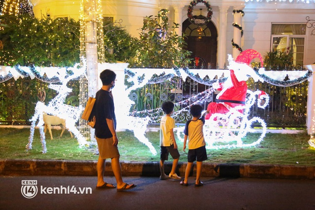 Ảnh: Khu nhà giàu Sài Gòn trang hoàng rực rỡ cho những căn biệt thự triệu USD để đón Noel và năm mới 2022 - Ảnh 7.