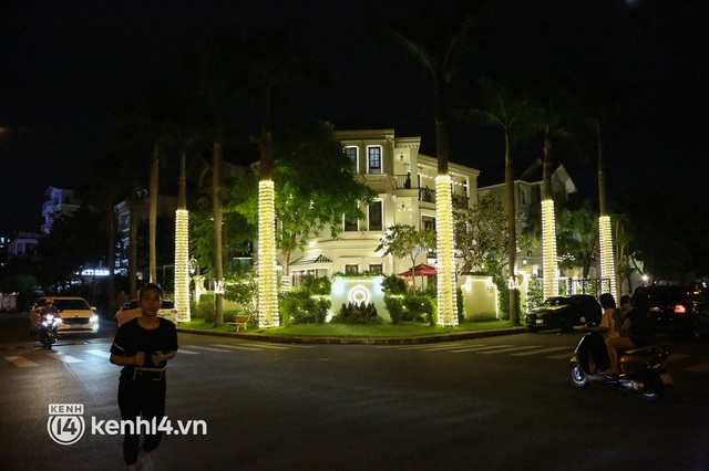 Ảnh: Khu nhà giàu Sài Gòn trang hoàng rực rỡ cho những căn biệt thự triệu USD để đón Noel và năm mới 2022 - Ảnh 8.