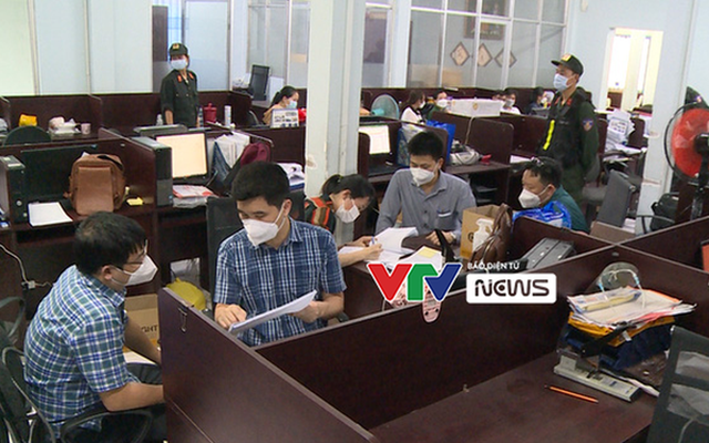 Cơ quan công an khám xét thu thập tài liệu tại công ty Việt Á. Ảnh: VTV