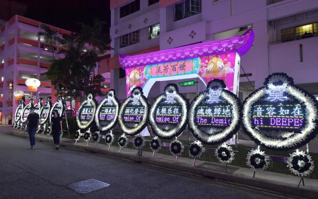 Trào lưu vòng hoa LED ở Singapore: Cuộc đấu khẩu giữa công nghệ và truyền thống
