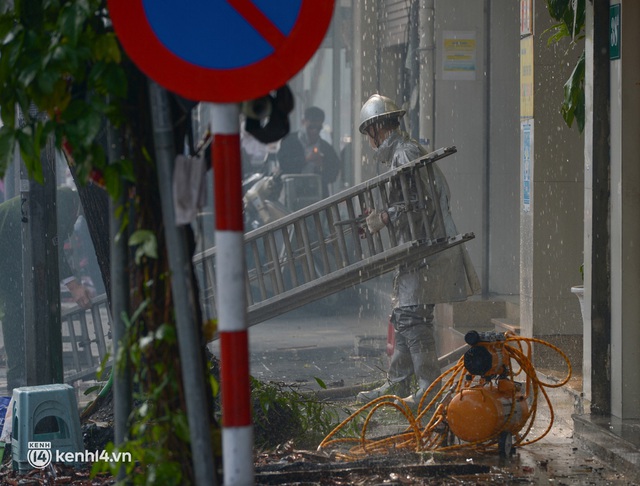 Hà Nội: Cháy lớn nhà 2 tầng rồi lan sang chi nhánh ngân hàng trên phố Tôn Đức Thắng, cảnh sát phá kính dập lửa - Ảnh 2.