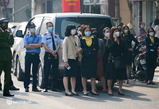 Hà Nội: Cháy lớn nhà 2 tầng rồi lan sang chi nhánh ngân hàng trên phố Tôn Đức Thắng, cảnh sát phá kính dập lửa - Ảnh 3.