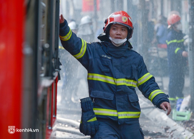 Hà Nội: Cháy lớn nhà 2 tầng rồi lan sang chi nhánh ngân hàng trên phố Tôn Đức Thắng, cảnh sát phá kính dập lửa - Ảnh 5.