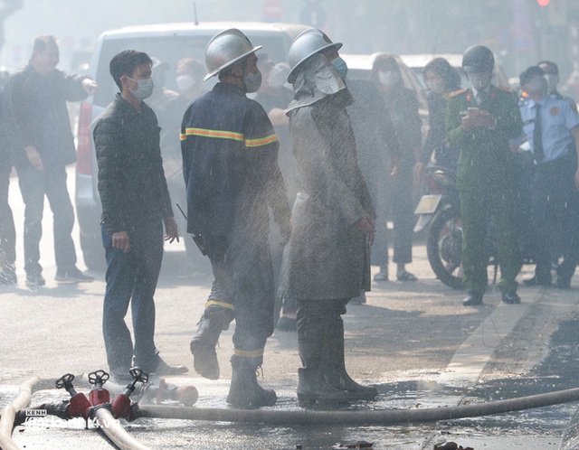 Hà Nội: Cháy lớn nhà 2 tầng rồi lan sang chi nhánh ngân hàng trên phố Tôn Đức Thắng, cảnh sát phá kính dập lửa - Ảnh 6.