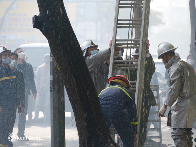 Hà Nội: Cháy lớn nhà 2 tầng rồi lan sang chi nhánh ngân hàng trên phố Tôn Đức Thắng, cảnh sát phá kính dập lửa - Ảnh 7.