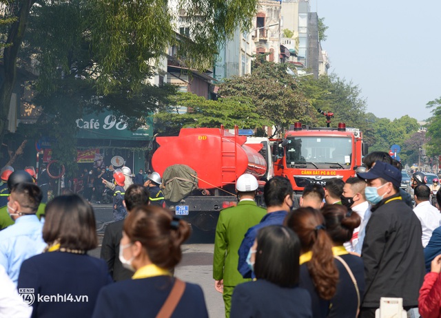 Hà Nội: Cháy lớn nhà 2 tầng rồi lan sang chi nhánh ngân hàng trên phố Tôn Đức Thắng, cảnh sát phá kính dập lửa - Ảnh 9.