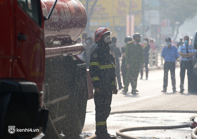 Hà Nội: Cháy lớn nhà 2 tầng rồi lan sang chi nhánh ngân hàng trên phố Tôn Đức Thắng, cảnh sát phá kính dập lửa - Ảnh 10.