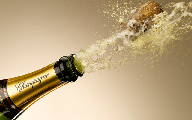 Nhu cầu trở lại, doanh số rượu champagne tăng kỷ lục