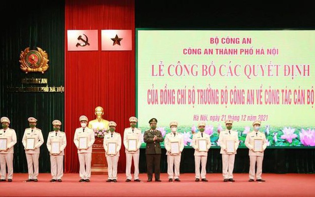 Trung tướng Nguyễn Hải Trung, Giám đốc CATP, trao quyết định điều động và bổ nhiệm cho các đồng chí cán bộ chủ chốt. Ảnh: Công an TP Hà Nội.