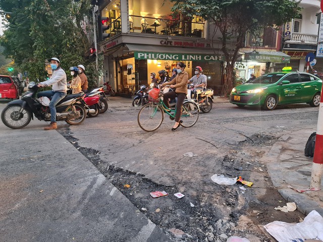 Cận cảnh nhiều tuyến phố cổ Hà Nội bị xới tung dịp cuối năm - Ảnh 1.