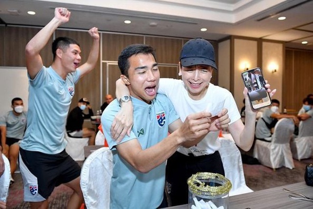 Nữ đại gia 55 tuổi tổ chức bốc thăm tặng đồng hồ Rolex, iPhone 13 và hứa thưởng gần 14 tỷ VNĐ nếu tuyển Thái Lan vô địch AFF Cup là ai? - Ảnh 1.