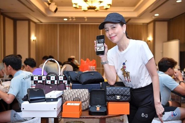 Nữ đại gia 55 tuổi tổ chức bốc thăm tặng đồng hồ Rolex, iPhone 13 và hứa thưởng gần 14 tỷ VNĐ nếu tuyển Thái Lan vô địch AFF Cup là ai? - Ảnh 2.