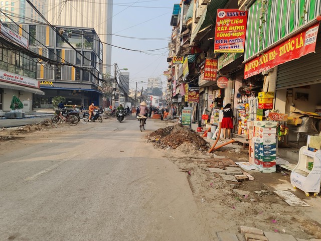 Cận cảnh nhiều tuyến phố cổ Hà Nội bị xới tung dịp cuối năm - Ảnh 11.