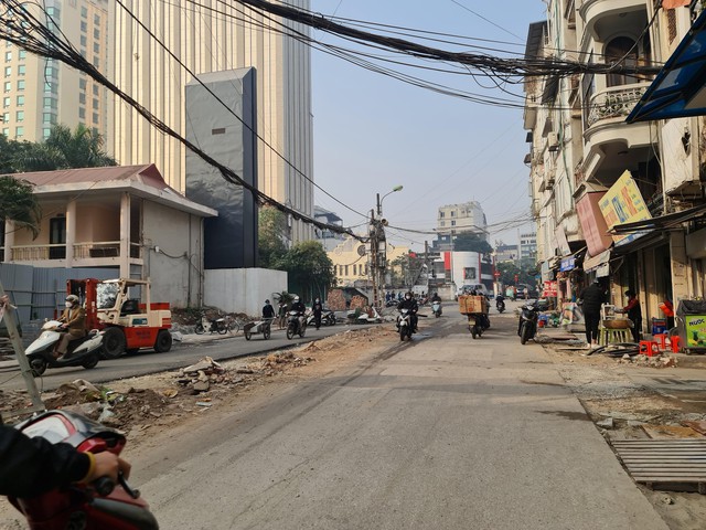 Cận cảnh nhiều tuyến phố cổ Hà Nội bị xới tung dịp cuối năm - Ảnh 8.