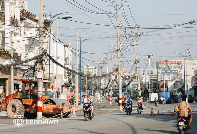 Hàng trăm cột điện bị bỏ quên giữa đường ở Sài Gòn, người dân nín thở luồn lách - Ảnh 11.