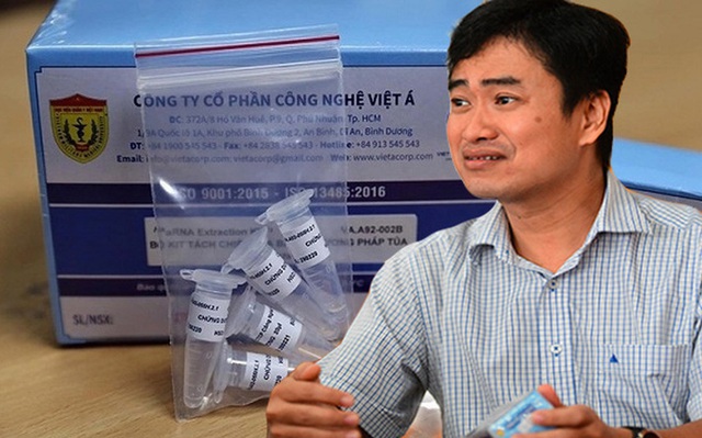 Bị can Phan Quốc Việt cùng kit test Covid-19 của Việt Á.