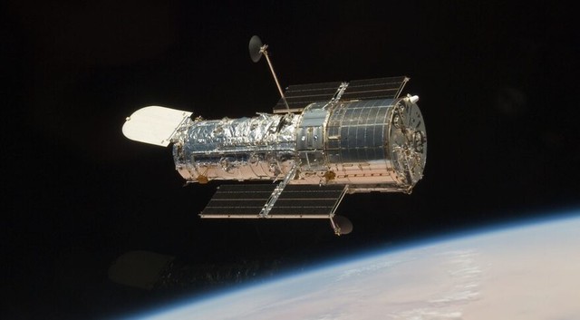 Hubble đã phát hiện ra một con rồng vàng bí ẩn cách chúng ta 4 tỷ năm ánh sáng, trải dài 5 thiên hà!  - Ảnh 1.
