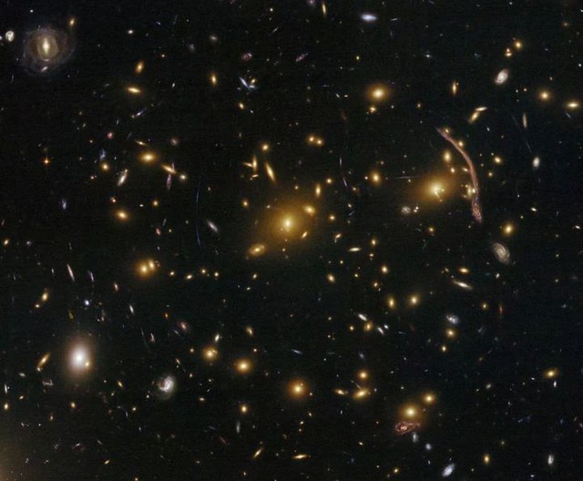 Hubble đã phát hiện ra một con rồng vàng bí ẩn cách chúng ta 4 tỷ năm ánh sáng, trải dài 5 thiên hà!  - Ảnh 2.