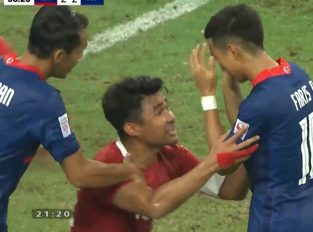 Cầu thủ Indonesia có hành vi phản cảm sau khi đội bạn hỏng phạt đền ở bán kết lượt về AFF Cup 2020  - Ảnh 1.