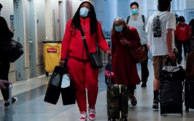 Một bức ảnh chụp các du khách mang theo hành lý đi qua nhà ga tại Sân bay Quốc tế Los Angeles trong kỳ nghỉ lễ, ngày 22 tháng 12 năm 2021 (Nguồn: Reuters)
