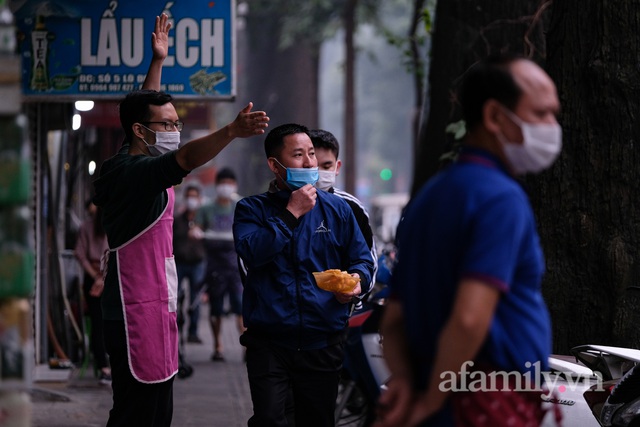 Quán phở nổi tiếng Hà Nội bê phở từ “vùng cam” sang “vùng vàng” bán cho khách - Ảnh 2.