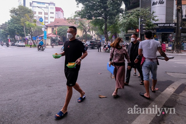 Quán phở nổi tiếng Hà Nội bê phở từ “vùng cam” sang “vùng vàng” bán cho khách - Ảnh 8.