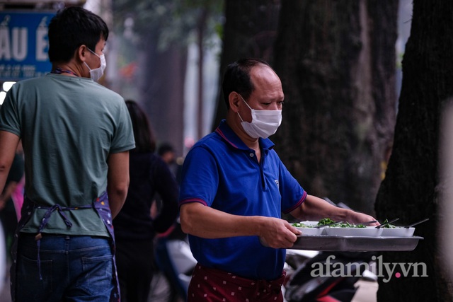 Quán phở nổi tiếng Hà Nội bê phở từ “vùng cam” sang “vùng vàng” bán cho khách - Ảnh 10.