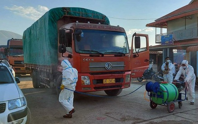 Các phương tiện ở thị trấn Muse phía bắc bang Shan (Myanmar) tiếp cận biên giới với Trung Quốc được phun chất khử trùng để ngăn chặn sự lây lan của COVID-19.