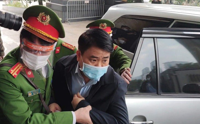 Ông Nguyễn Đức Chung được dẫn giải đến tòa hồi tháng 12/2021.