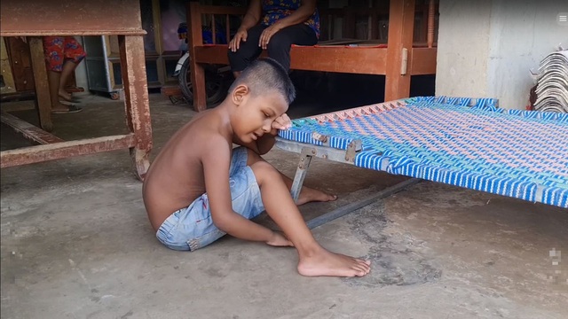 Cậu bé mù kỳ lạ ở Trà Vinh: Không ăn cơm, chỉ gặm gỗ, đất đá, 6 tuổi chưa biết nói - Ảnh 1.