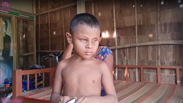 Cậu bé mù kỳ lạ ở Trà Vinh: Không ăn cơm, chỉ gặm gỗ, đất đá, 6 tuổi chưa biết nói - Ảnh 7.