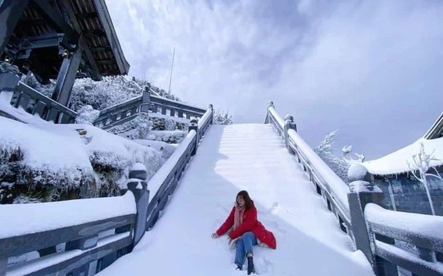 Chiều nay trên đỉnh Fansipan bất ngờ có tuyết rơi làm nhiều du khách có mặt tại đây vô cùng phấn khích.