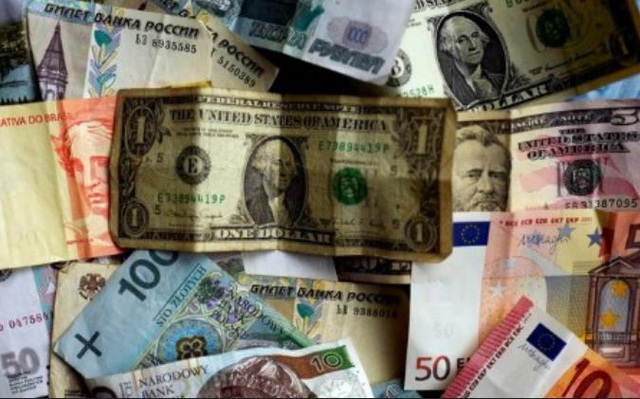Các loại tiền giấy Euro, USD, lira Thổ Nhĩ Kỳ, reais Brazil…