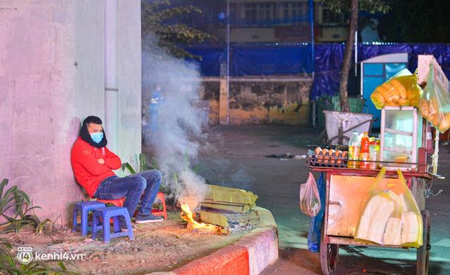  Ảnh: Nhiệt độ giảm sâu dưới 12 độ C, người dân Hà Nội đốt lửa mưu sinh trong đêm rét nhất từ đầu mùa - Ảnh 9.