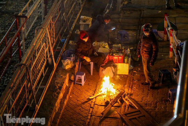  Phố đêm lạnh tê tái, người dân Hà Nội đốt lửa tìm hơi ấm  - Ảnh 7.