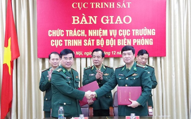 Trung tướng Lê Đức Thái chứng kiến Đại tá Võ Tiến Nghị và Đại tá Bùi Hồng Thanh bàn giao chức trách, nhiệm vụ Cục trưởng Cục Trinh sát Bộ đội Biên phòng.