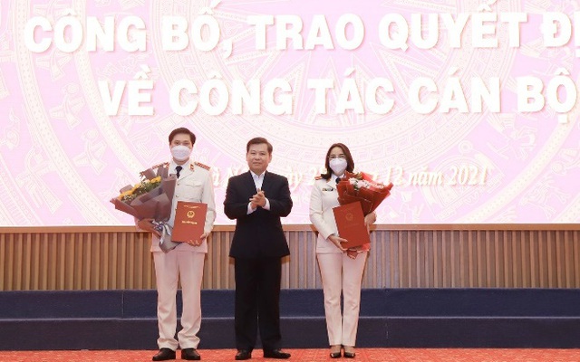 Ông Lê Minh Trí, Viện trưởng VKSND tối cao trao quyết định và chúc mừng các cán bộ Nguyễn Đức Bằng và Trần Thị Thanh Huyền.