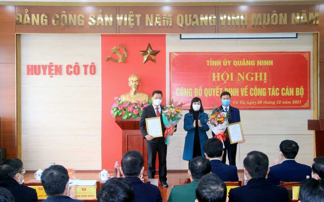 Bà Trịnh Thị Minh Thanh, Phó Bí thư Tỉnh ủy trao Quyết định cho hai cán bộ được điều động công tác. Ảnh: Cổng TTĐT huyện Cô Tô