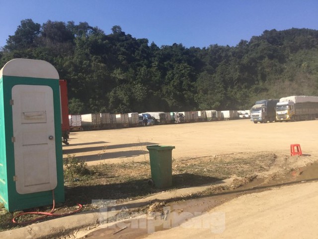  Cả ngàn xe ô tô nông sản chờ xuất hàng qua biên giới Lạng Sơn  - Ảnh 3.