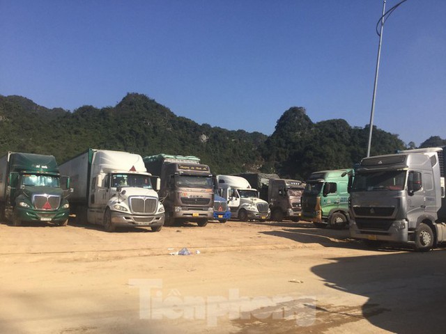  Cả ngàn xe ô tô nông sản chờ xuất hàng qua biên giới Lạng Sơn  - Ảnh 4.