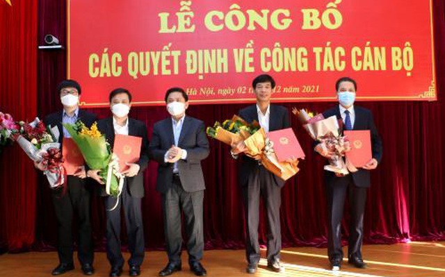 Bộ trưởng Nguyễn Văn Thể trao quyết định và chúc mừng các cán bộ được bổ nhiệm chức vụ mới. Ảnh:mt.gov.vn