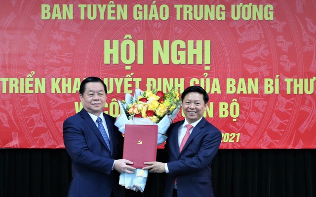 Trưởng Ban Tuyên giáo Trung ương Nguyễn Trọng Nghĩa trao quyết định bổ nhiệm cho ông Trần Thanh Lâm. Ảnh VGP