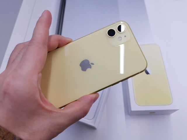 iPhone 11 cũ sập giá, xuống mức khoảng 10 triệu đồng tại Việt Nam - Ảnh 1.