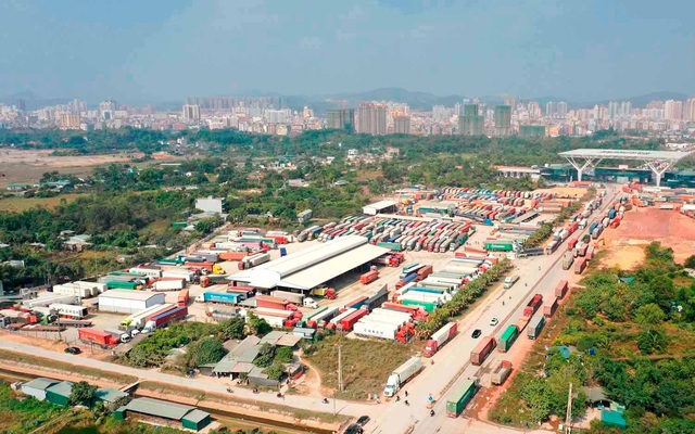 Xe chở nông sản xuất khẩu sang Trung Quốc đang bị ùn ứ tại các cửa khẩu ở Lạng Sơn và Quảng Ninh (ảnh: Vietnamplus)
