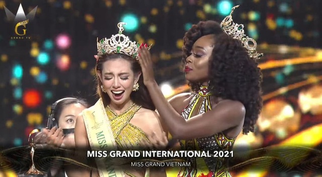  Chắc chắn đây là khoảnh khắc đẹp nhất hôm nay: Thùy Tiên đội vương miện Miss Grand, cô gái Việt sáng bừng trên đất Thái!  - Ảnh 4.