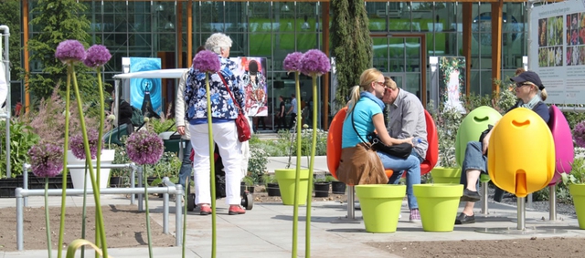 Những chiếc ghế hoa tulip mọc lên khắp nơi trên đường phố Hà Lan: Vừa bền, vừa đẹp lại đa năng - Ảnh 3.